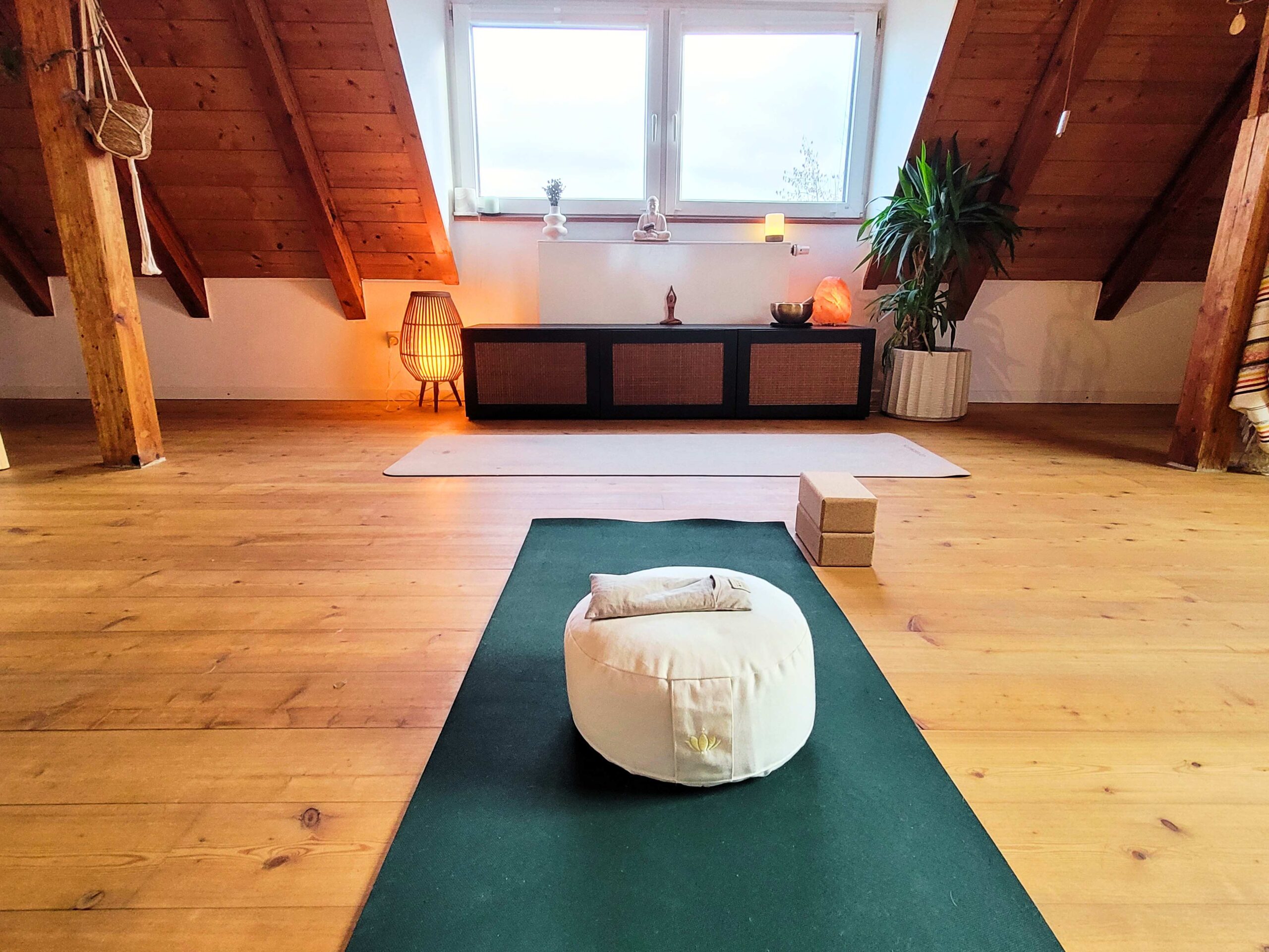 Willkommen bei Sukhita Yoga Yogamatte mit Kissen